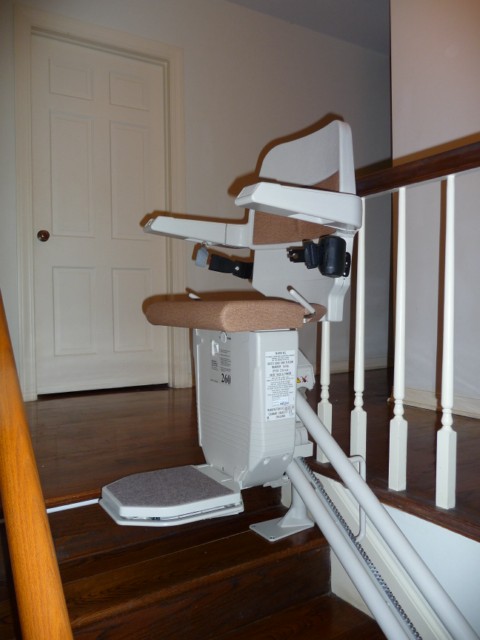 Always ready for use at the top of the stairs. The Stannah 260 is battery powered and will function even in power outages.